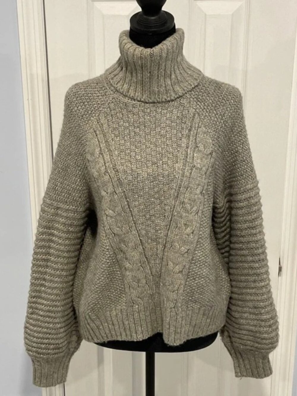 Abercrombie & Fitch Women’s Gray Chunky Knit Turtleneck Sweater S